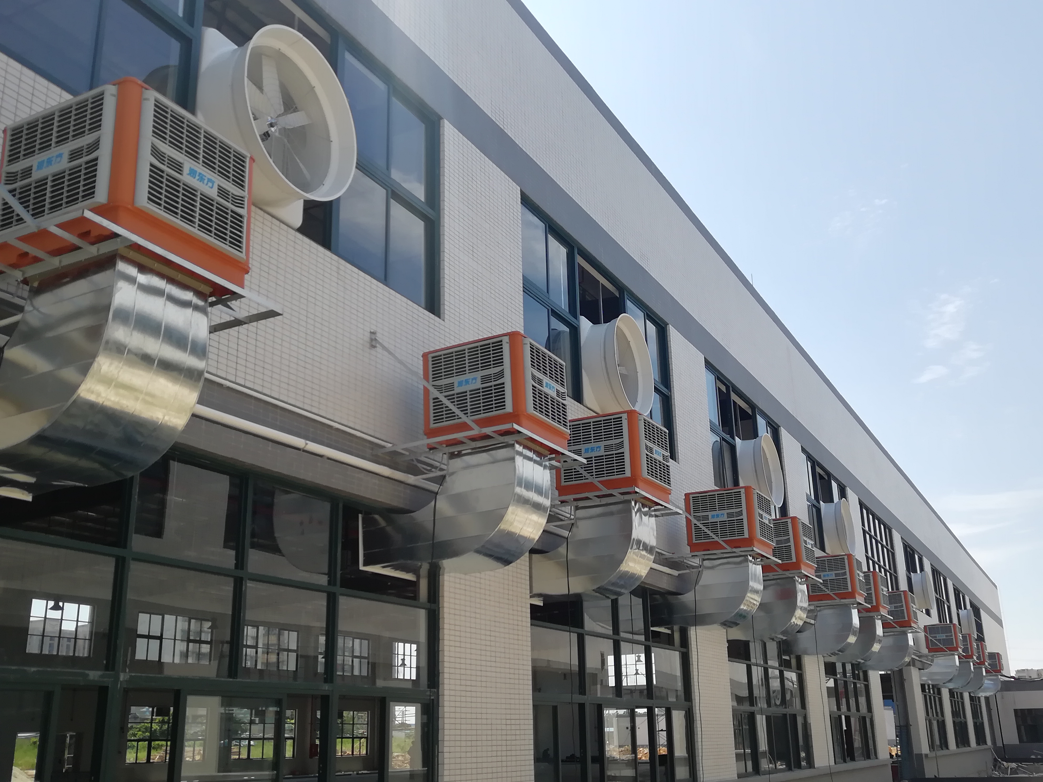 夏季車間高溫使用環(huán)保空調(diào)能夠有效的快速降溫